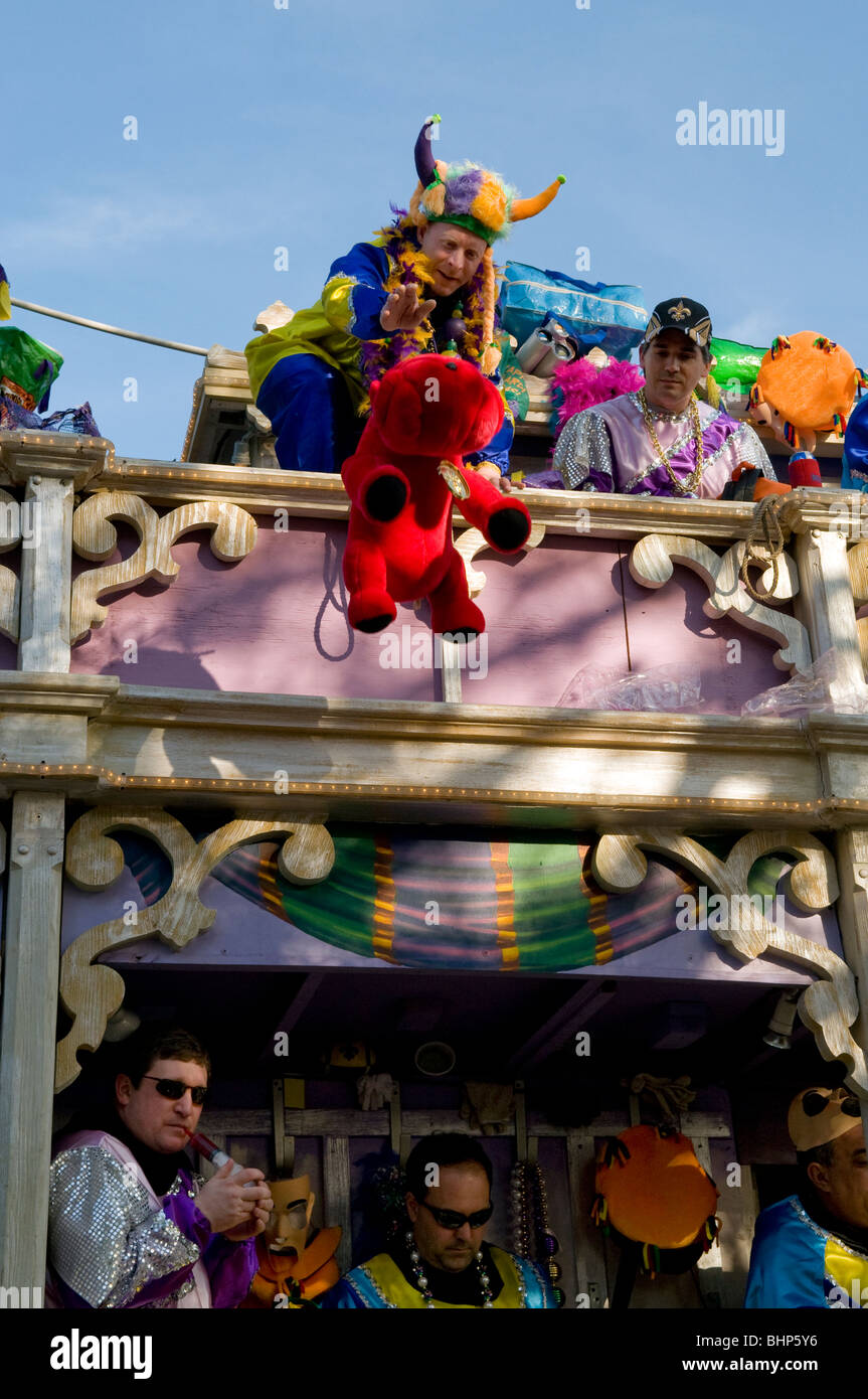 Endymion Krewe werfen Teddybär während Karneval 2010, New Orleans, Louisiana Stockfoto