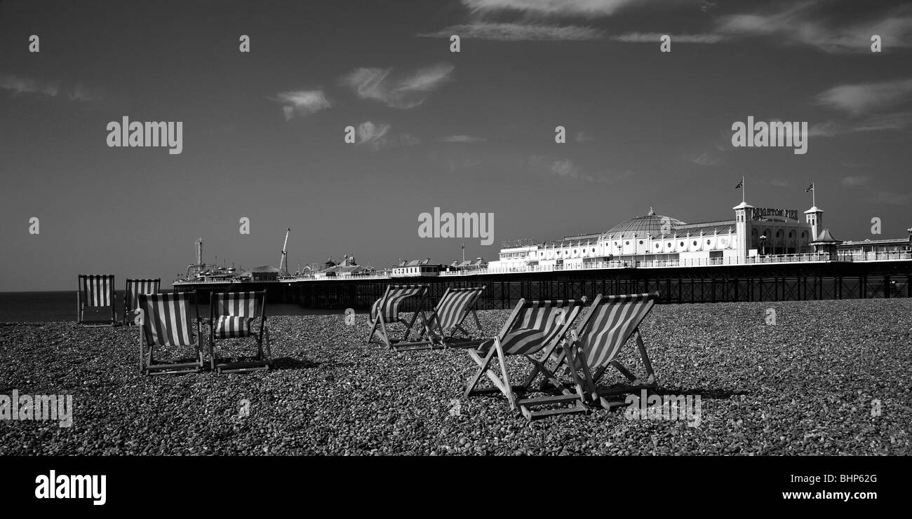 Brighton Pier und Strand mit Liegestühlen. Stockfoto