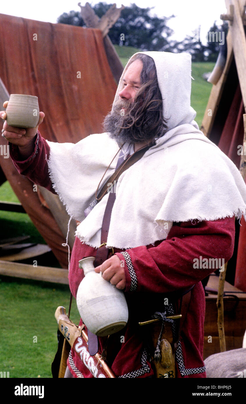 Angelsächsischen Norse Viking Periode Reenactment Mann Kostüm Mode Englisch britische Mode Kostüme zu trinken, trinken Stockfoto