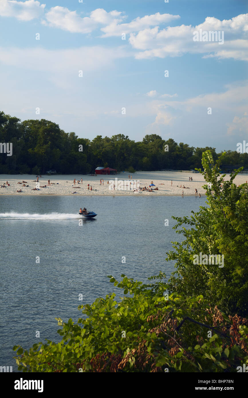 Ukraine, Osteuropa, Kiew, Sonnenanbeter am Strand In Hydropark am Dnjepr Stockfoto