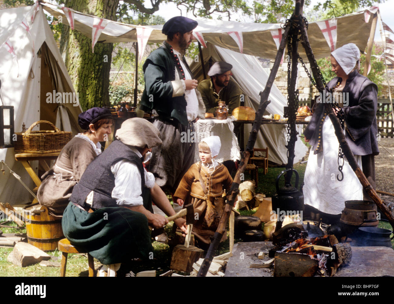 Reenactment, englischer Bürgerkrieg Periode Feldlager Geschichte Kostüm historische 17. Jahrhundert zivile Zivilisten Kochen Stockfoto