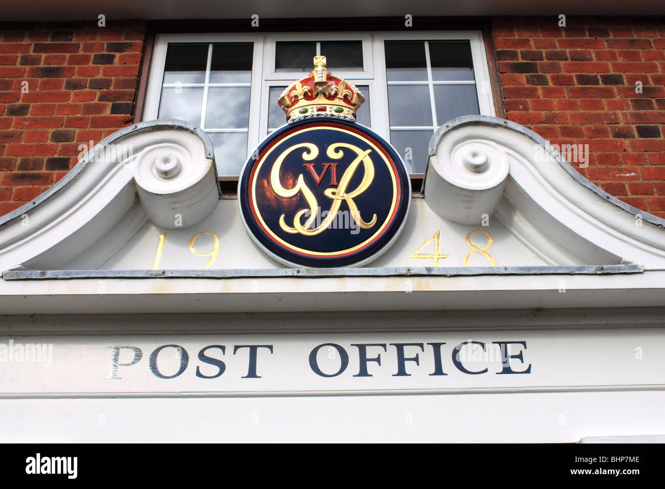 George gegenüber Royal cypher auf die Post und General Store, Crown Estate Dorf, Windsor Great Park, Windsor, Berkshire, England, Großbritannien, Großbritannien Stockfoto