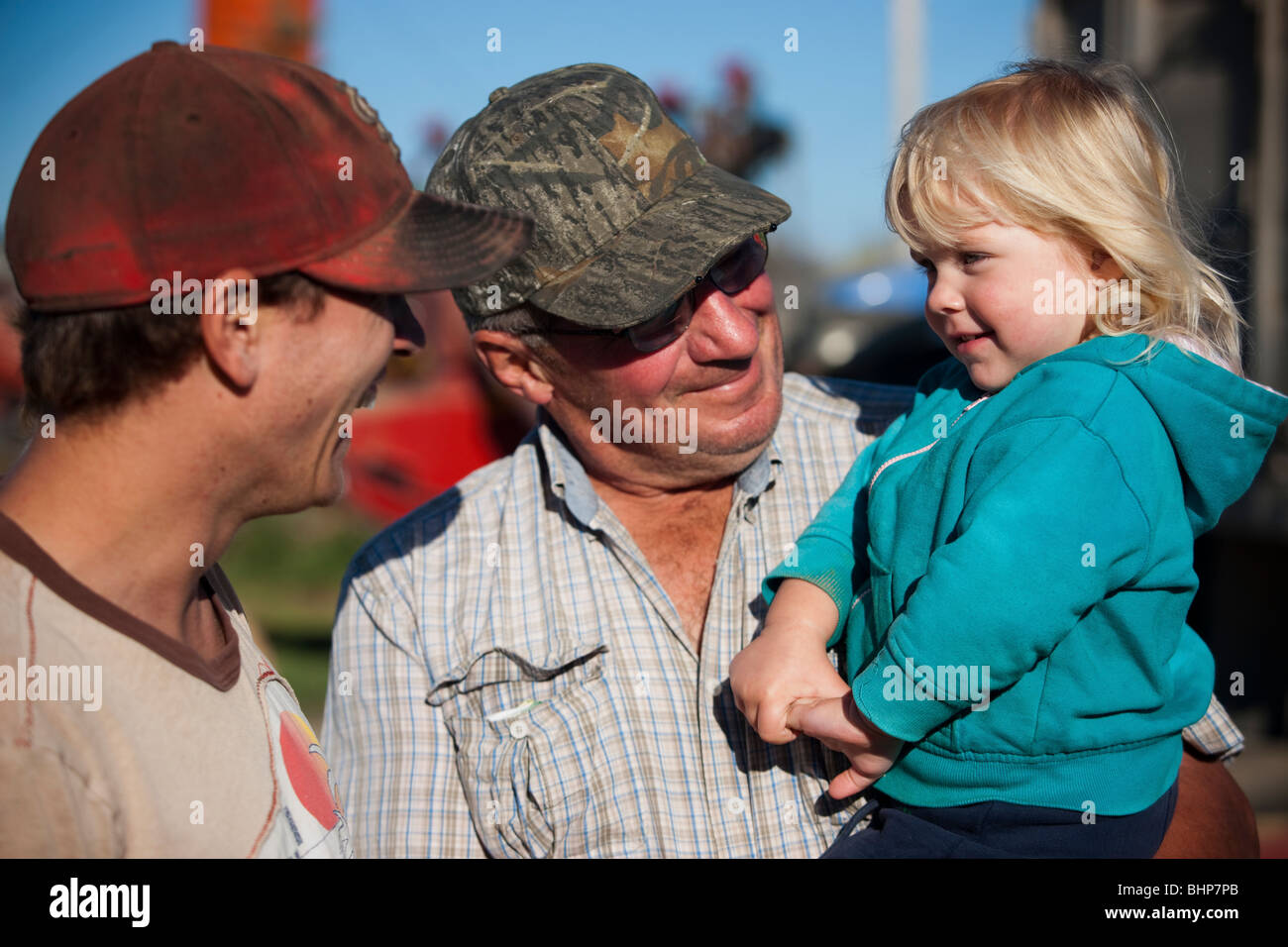 Zwei Landwirte und junges Mädchen, Redvers, Saskatchewan, Kanada Stockfoto