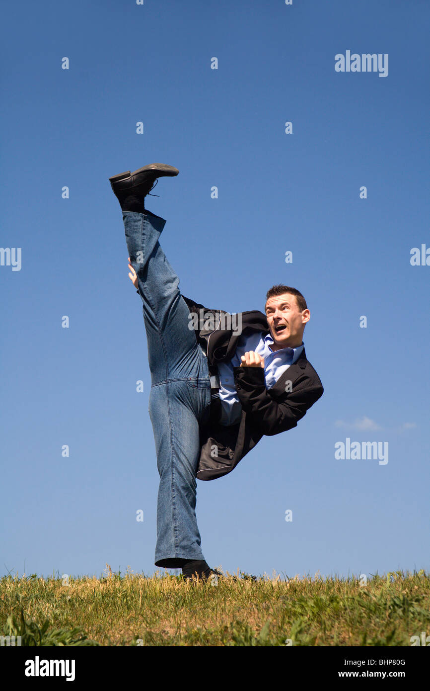 der Mann - Karate-Kick Stockfoto