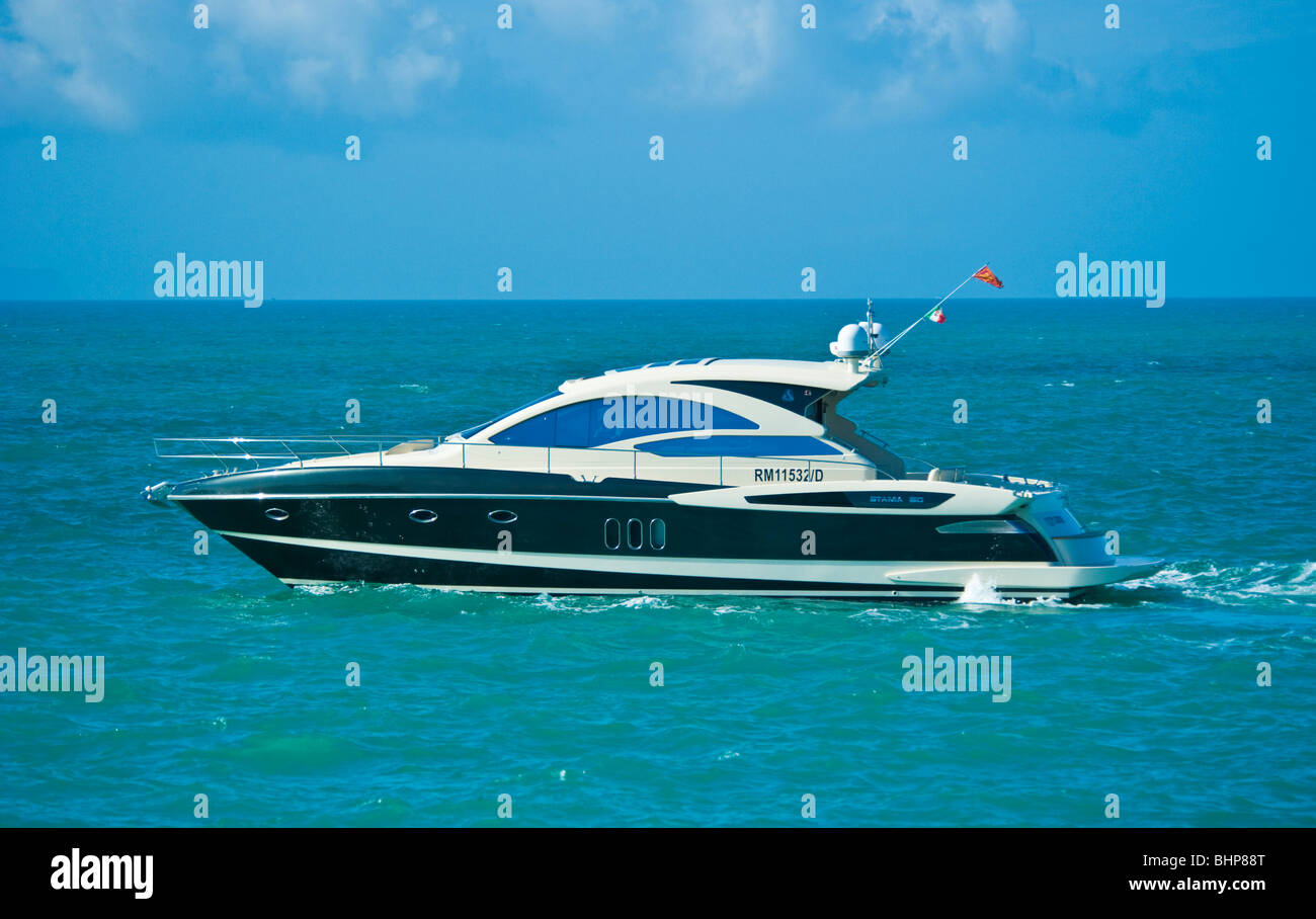 STAMA 50 Power Boot, Yacht am Mittelmeer, Trapani, Sizilien, Italien Stockfoto