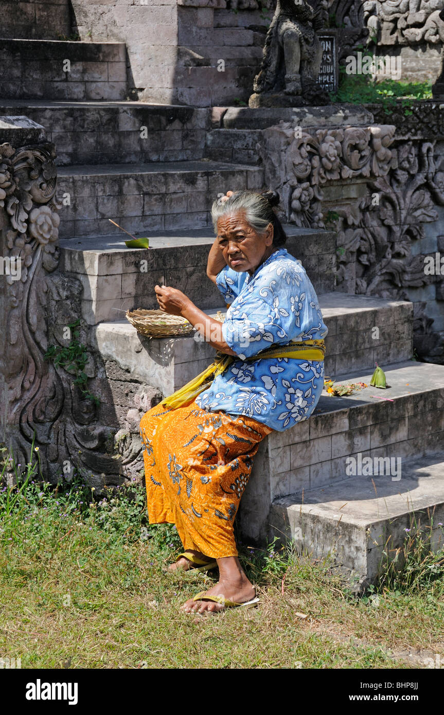 alte Frau präsentiert ein Opfer zu einem balinesischen Tempel, Tempel Beji, Pura Beji, Sangsit, Bali, Indonesien Stockfoto