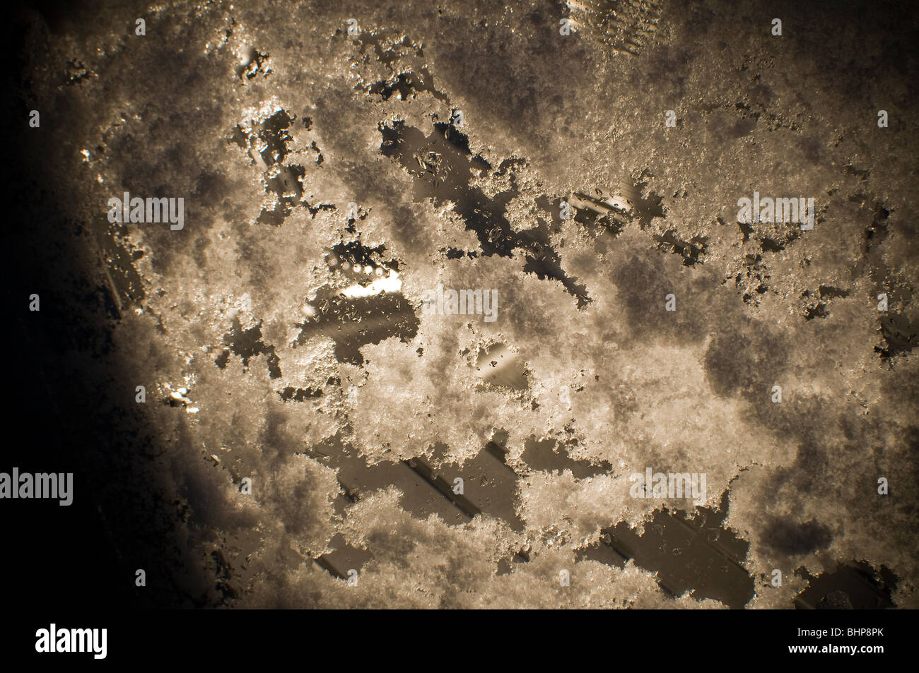 Auto leicht mit Schnee bedeckt, Vangle, Asphalt, Auto, Automobil, blur, Geschäft, Auto, Stadt, Kontrast, überfüllt, Tag, Richtung, Stockfoto