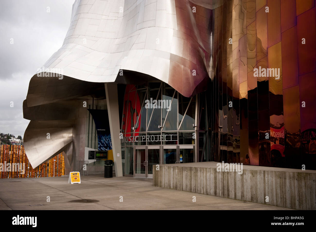 Der Eingang zu den Frank Gehry entworfen Experience Music Project Museum in Seattle Center, da neben der Space Needle. Stockfoto