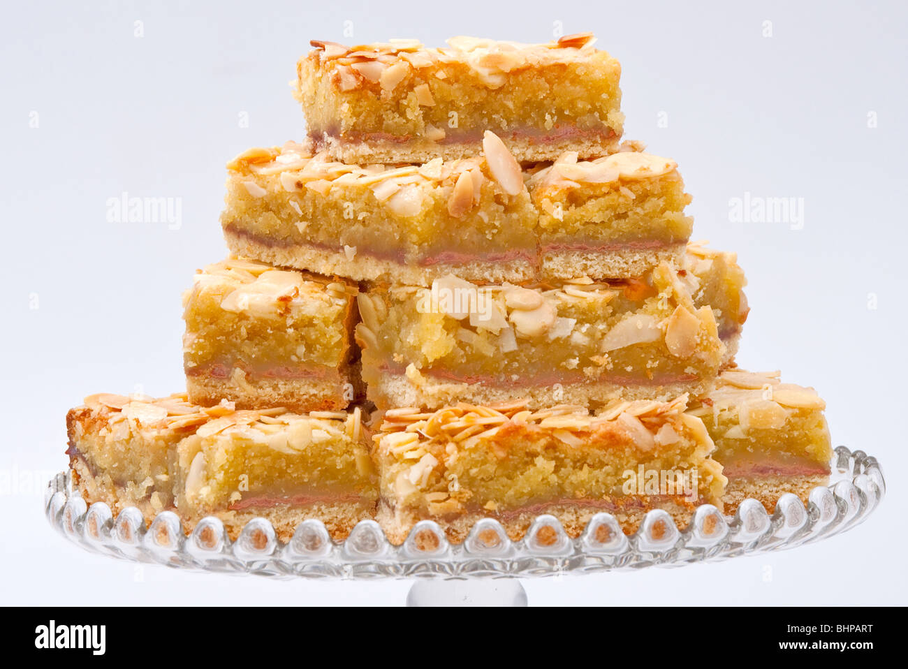 Teller mit Mandelscheiben Stockfoto