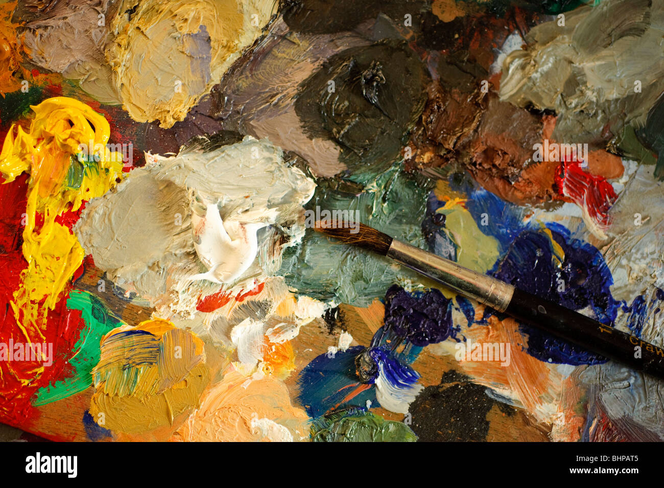 Pinsel und Ölfarben Pigmente auf Palette des Künstlers Stockfoto