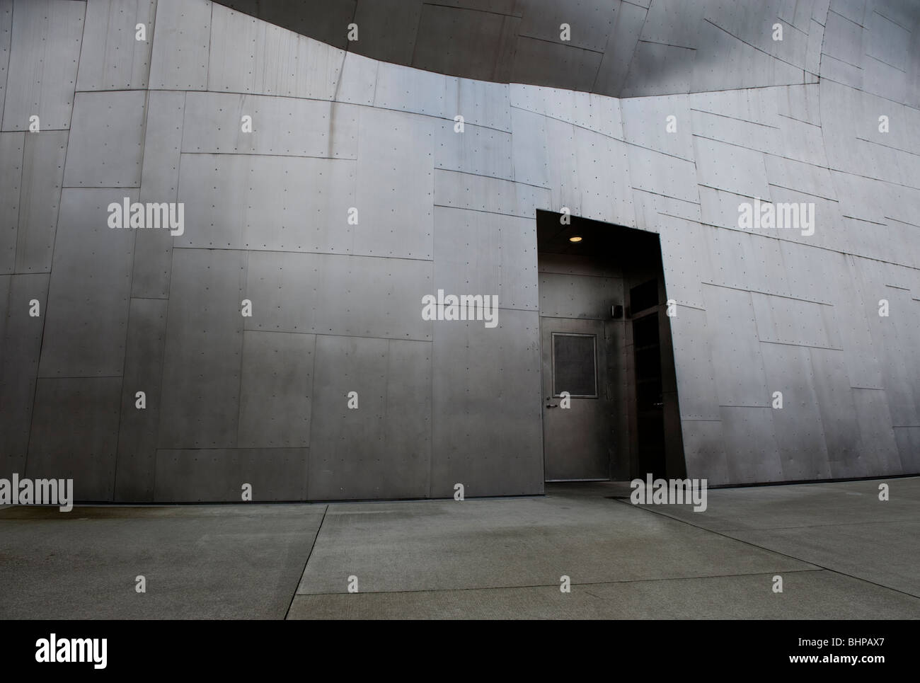 Dies ist ein architektonisches Detail das Experience Music Project-Gebäudes im Seattle Center neben der Space Needle. Stockfoto