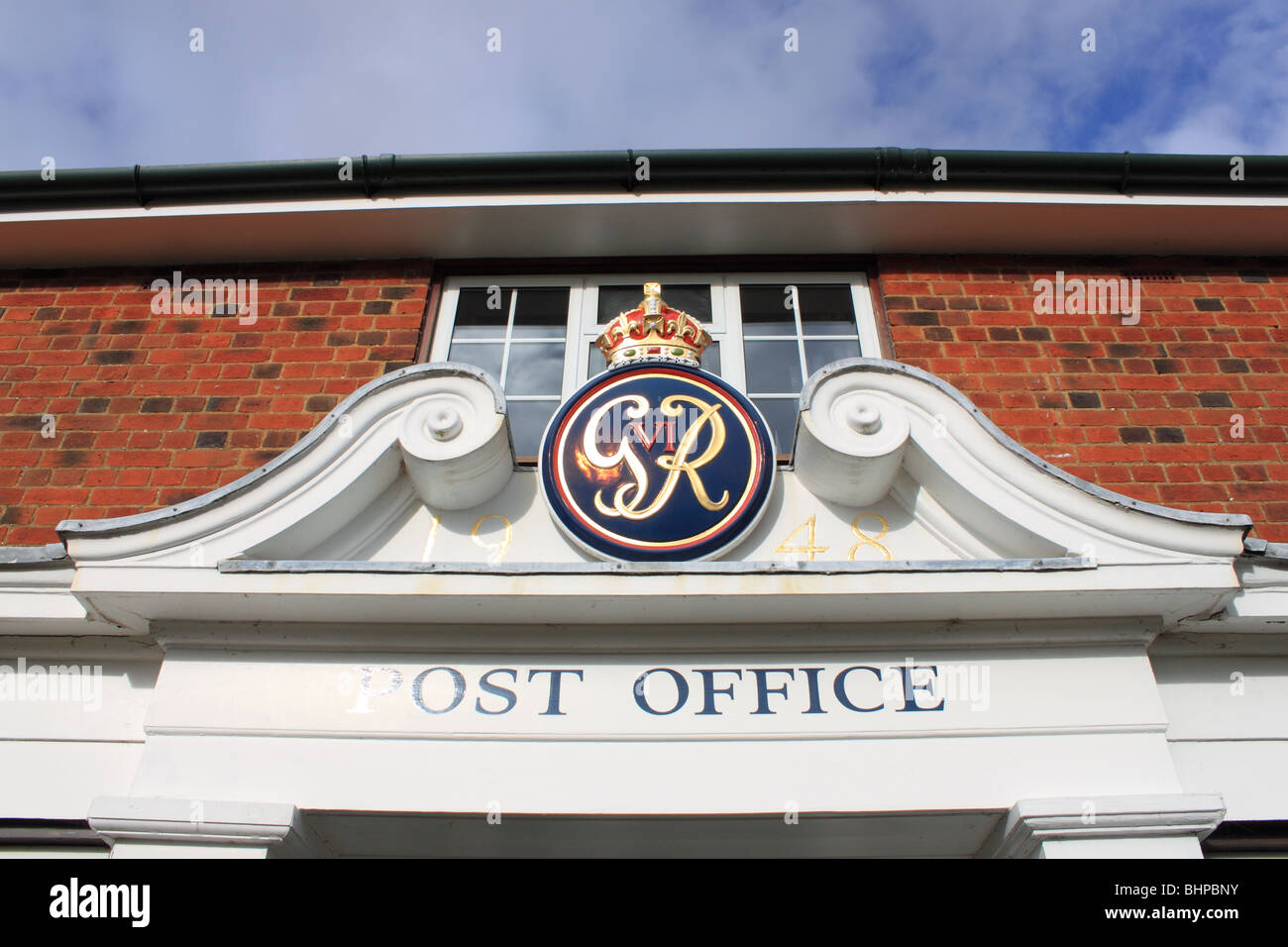 George gegenüber Royal cypher auf die Post und General Store, Crown Estate Dorf, Windsor Great Park, Windsor, Berkshire, England, Großbritannien, Großbritannien Stockfoto