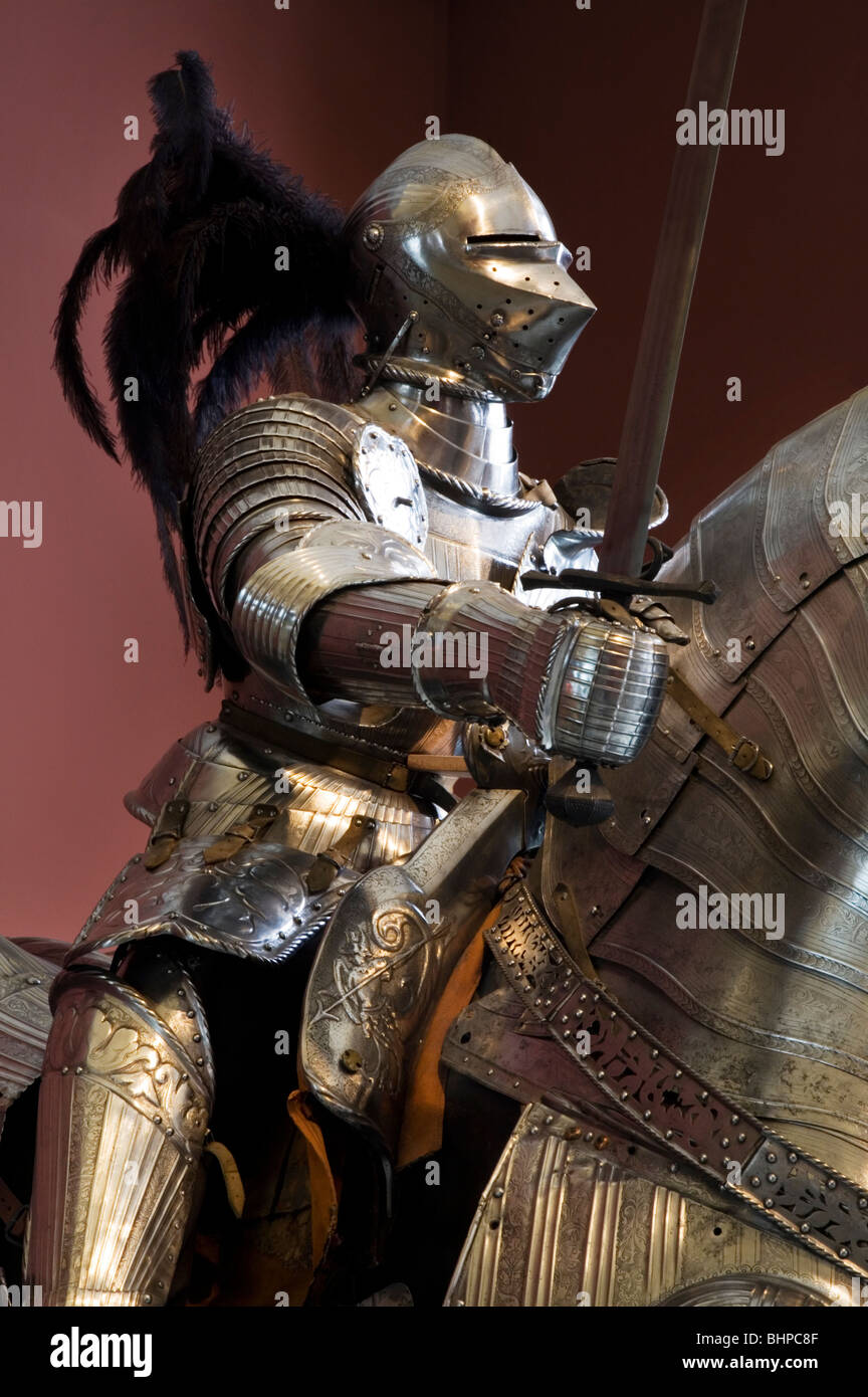 Helm und Pferd Rüstung befedert. Klassische mittelalterliche volle Klage der Rüstung. Stockfoto