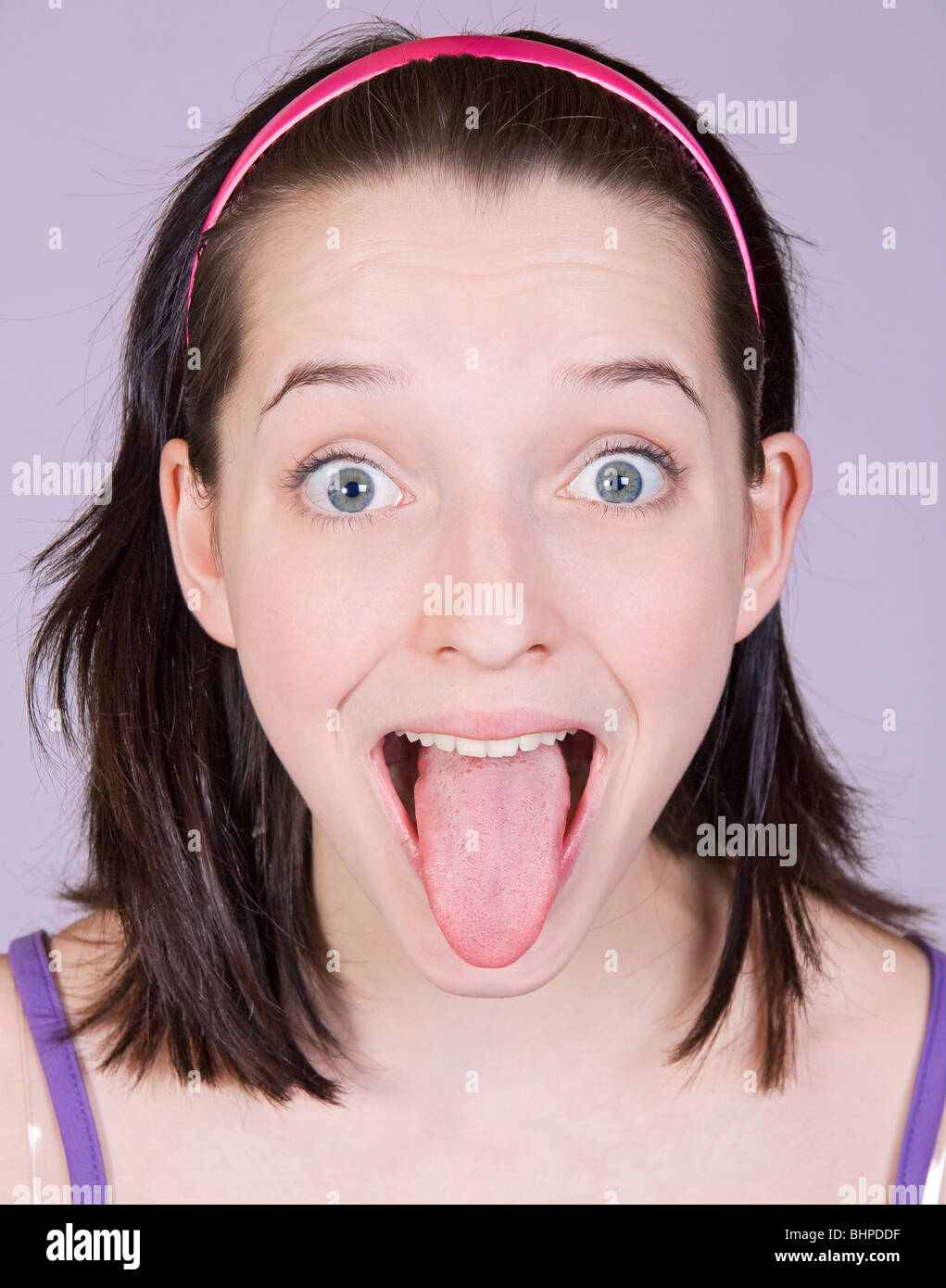 Mädchen steckt Zunge raus Stockfoto