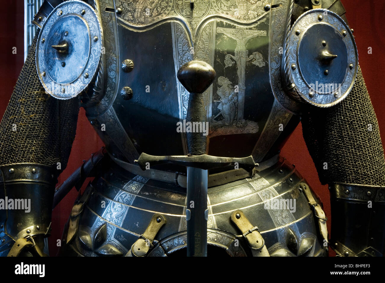 Brustpanzer und Schwert. Klassische mittelalterliche volle Klage der Rüstung. Stockfoto