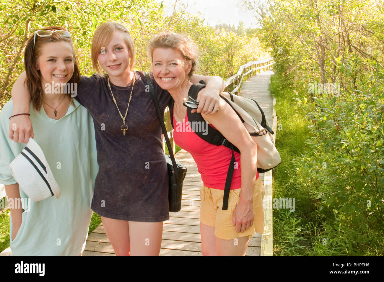 Frau mittleren Alters und zwei Teen Girls auf Natur-Promenade; Riding Mountain National Park; Clear Lake, Manitoba, Kanada Stockfoto