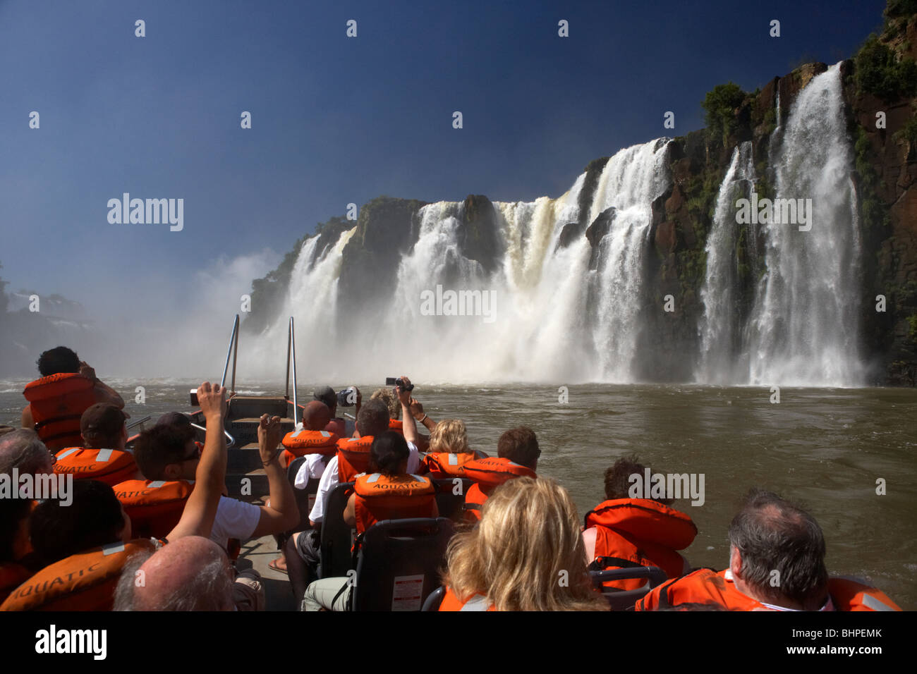 Gruppe von Touristen auf dem Schnellboot unter den Teufel Kehle Wasserfälle Iguazu National Park, Republik Argentinien Stockfoto