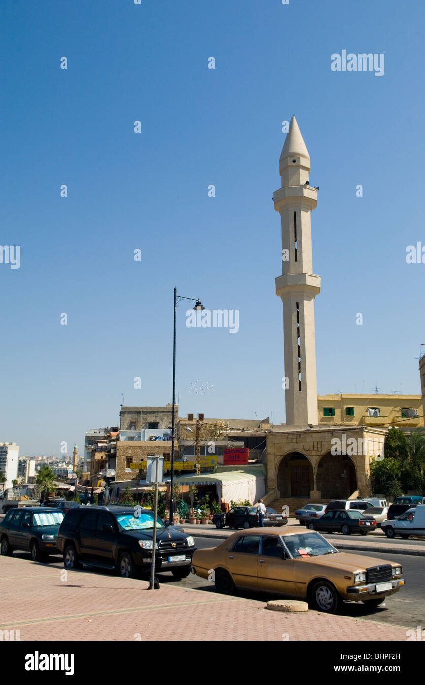 Minarett der Moschee und Autos geparkt in Saida-Libanon-Nahost Stockfoto