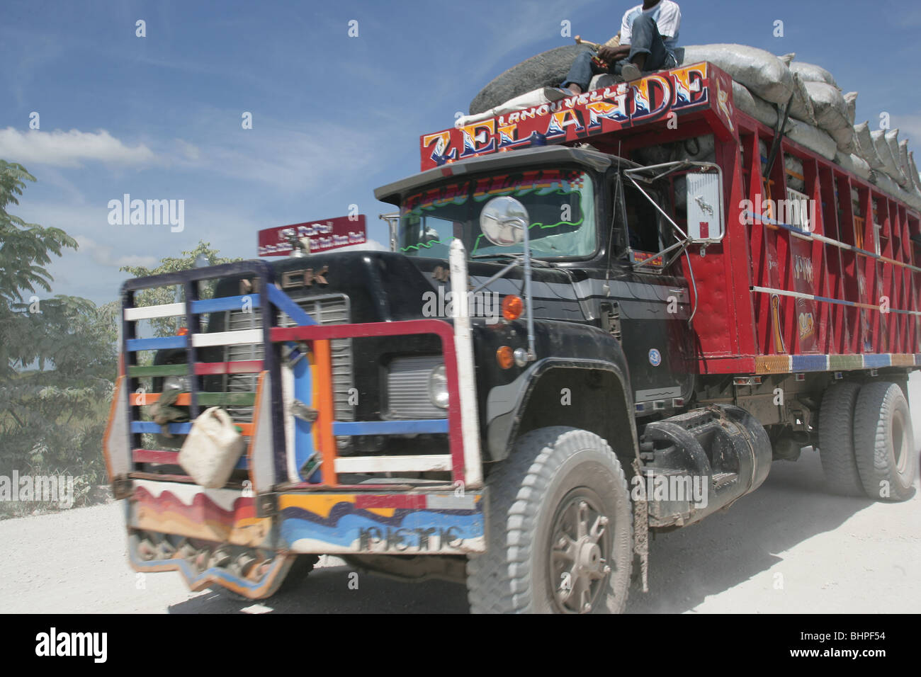 LKW liefern Lebensmittel nach Gonaives, Haiti nach 2008 Hurrikan Überschwemmungen. Stockfoto