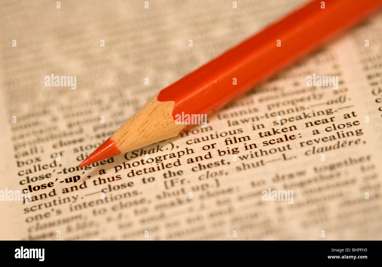 Ein roter Buntstift auf den Wörterbucheintrag für Nahaufnahme Stockfoto