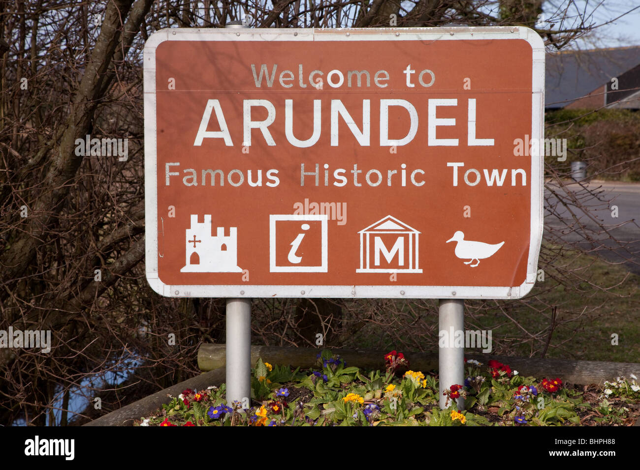 Boundaryand Schild darauf hinweisen, dass Reisende und Touristen die Stadt Arundel in Sussex Enterng sind... Stockfoto