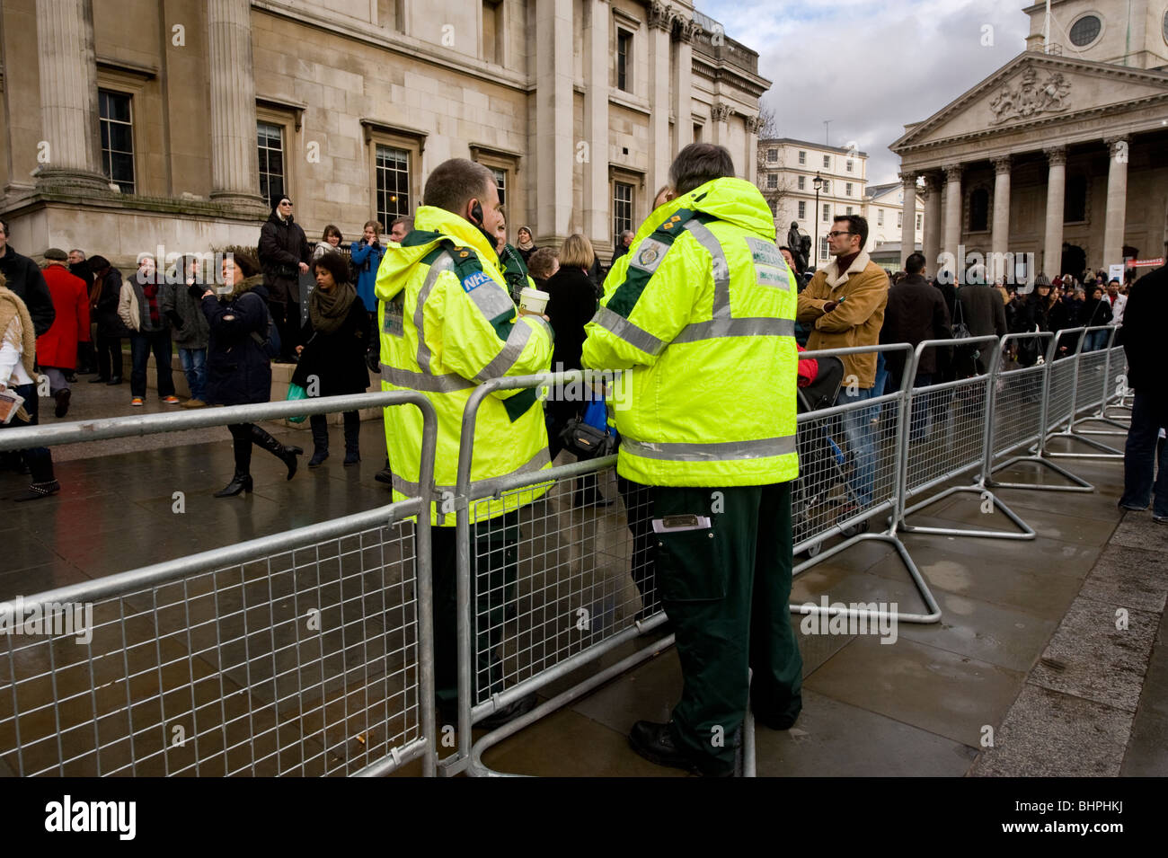 Zwei Sanitäter Ambulance Männer in fluoreszierenden gelben Jacken am chinesischen Neujahrsfest in Trafalgar Square in London UK Stockfoto