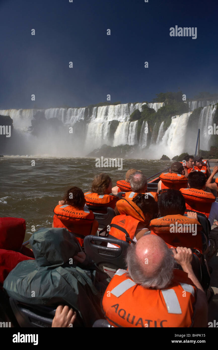 Gruppe von Touristen auf dem Schnellboot unter Wasserfälle Iguazu Nationalpark, Republik Argentinien, Südamerika Stockfoto