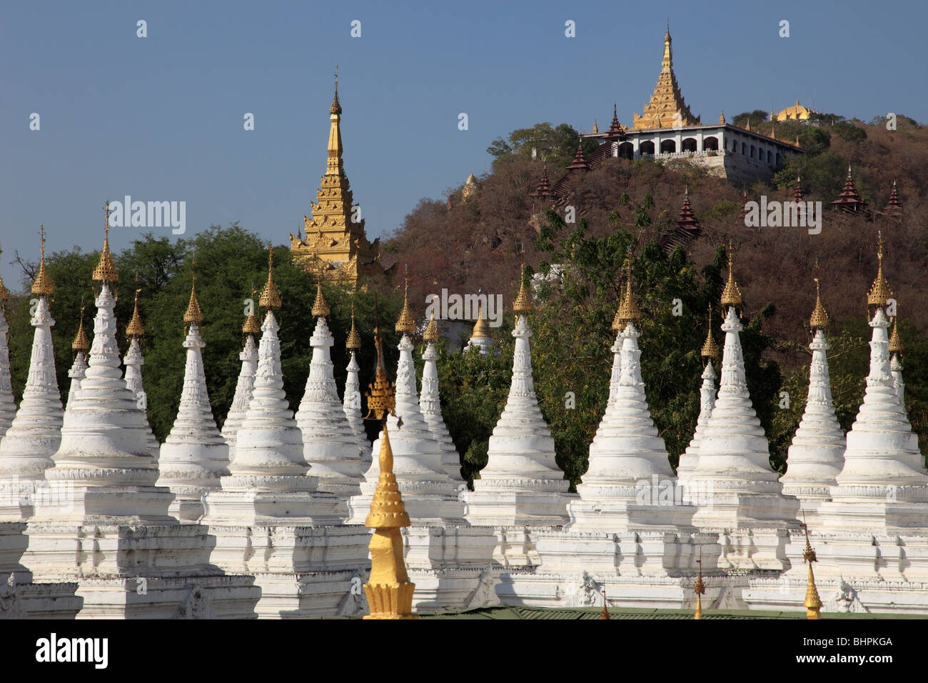 Myanmar, Burma, Mandalay, Sandamani Pagode, Mandalay Hill im Hintergrund, Stockfoto