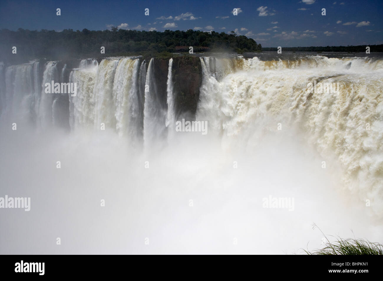 auf der Suche nach unten in die Devils Throat Garganta fällt del diablo von Mitra und Union Iguazu Nationalpark Republik Argentinien Stockfoto