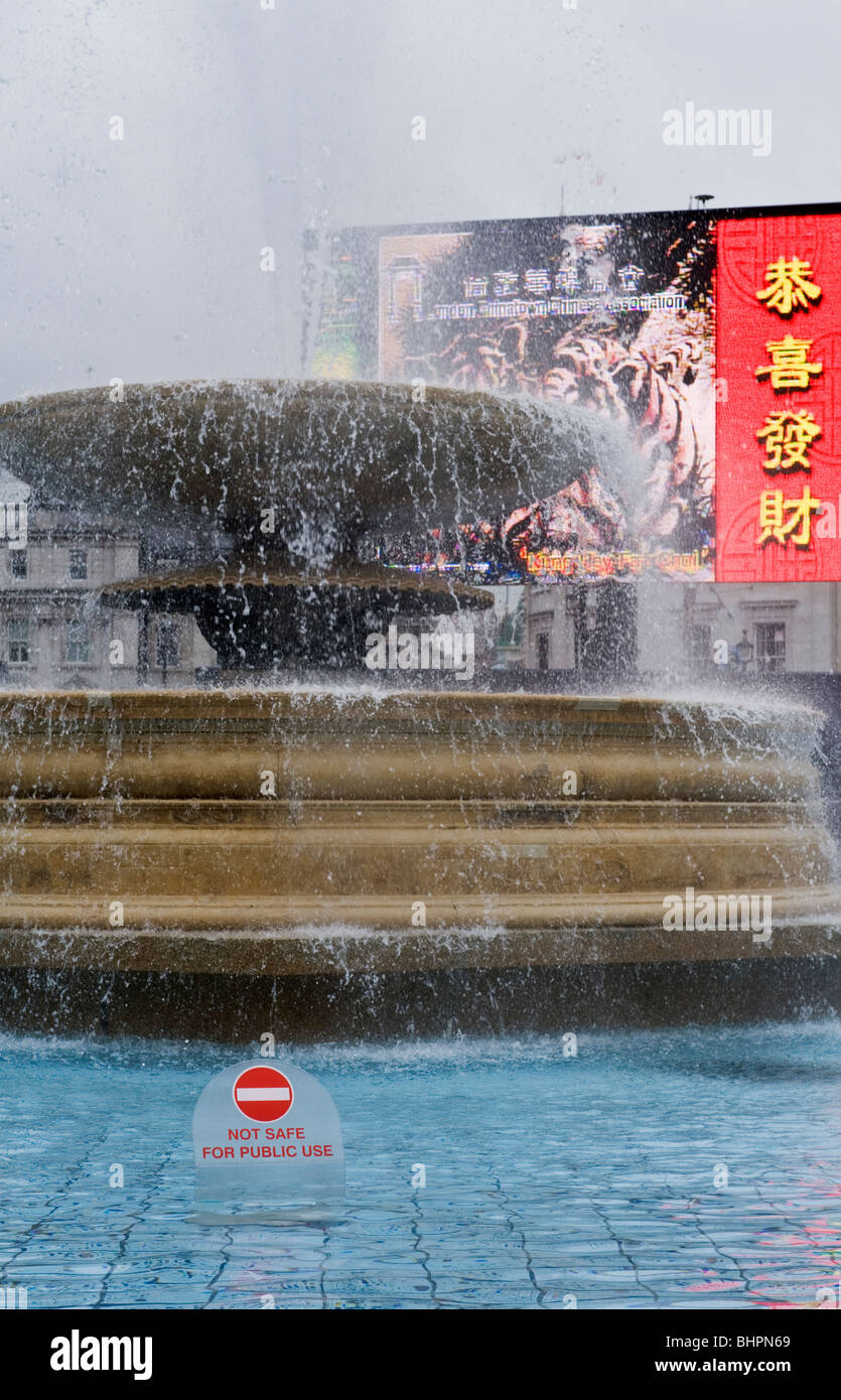 Gesundheit und Sicherheit melden Sie sich an einen Trafalgar Square Brunnen während Chinese New Year Feierlichkeiten in London UK Stockfoto
