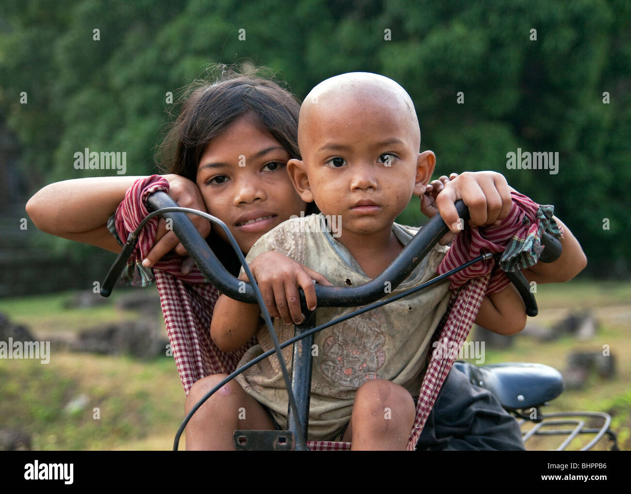 Zwei Khmer Kinder in Angkor in Kambodscha Stockfoto