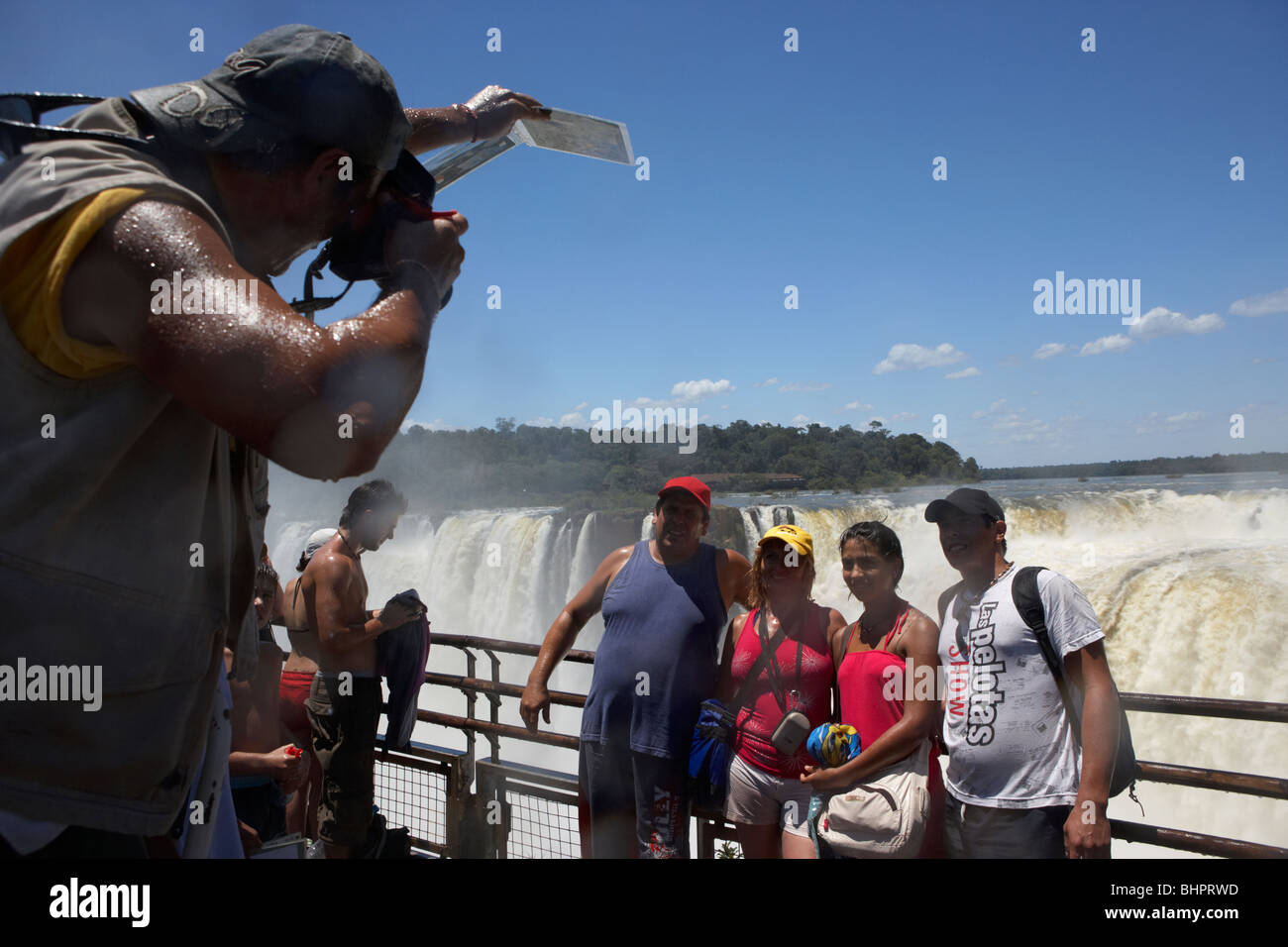 Tour in Gruppe posiert für Fotos auf dem Gehweg über die Devils throat Garganta del diablo Iguazu national park Argentinien Stockfoto