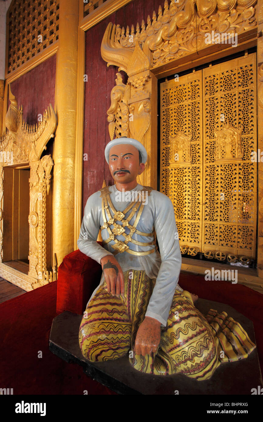 Myanmar, Burma, Mandalay, Palast Interieur, König Mindon Statue, Stockfoto