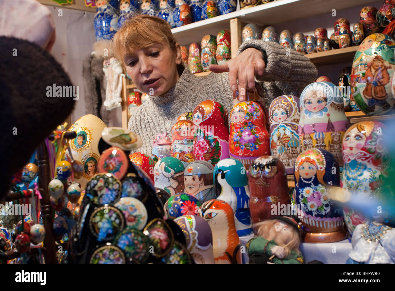 Paris, Frankreich, Weihnachtseinkäufe, Russische Puppen, Frauen auf dem traditionellen Weihnachtsmarkt, Weihnachten in Paris Clerk Selling Stockfoto