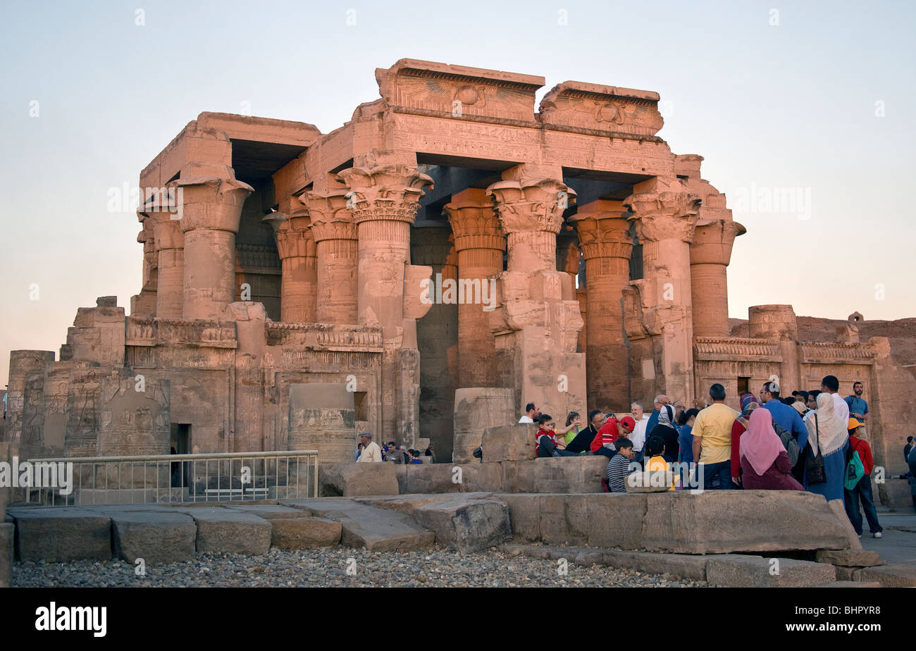 Reisegruppe hören um Kom Ombo Tempel vor dem doppelten Eingang führen. Stockfoto