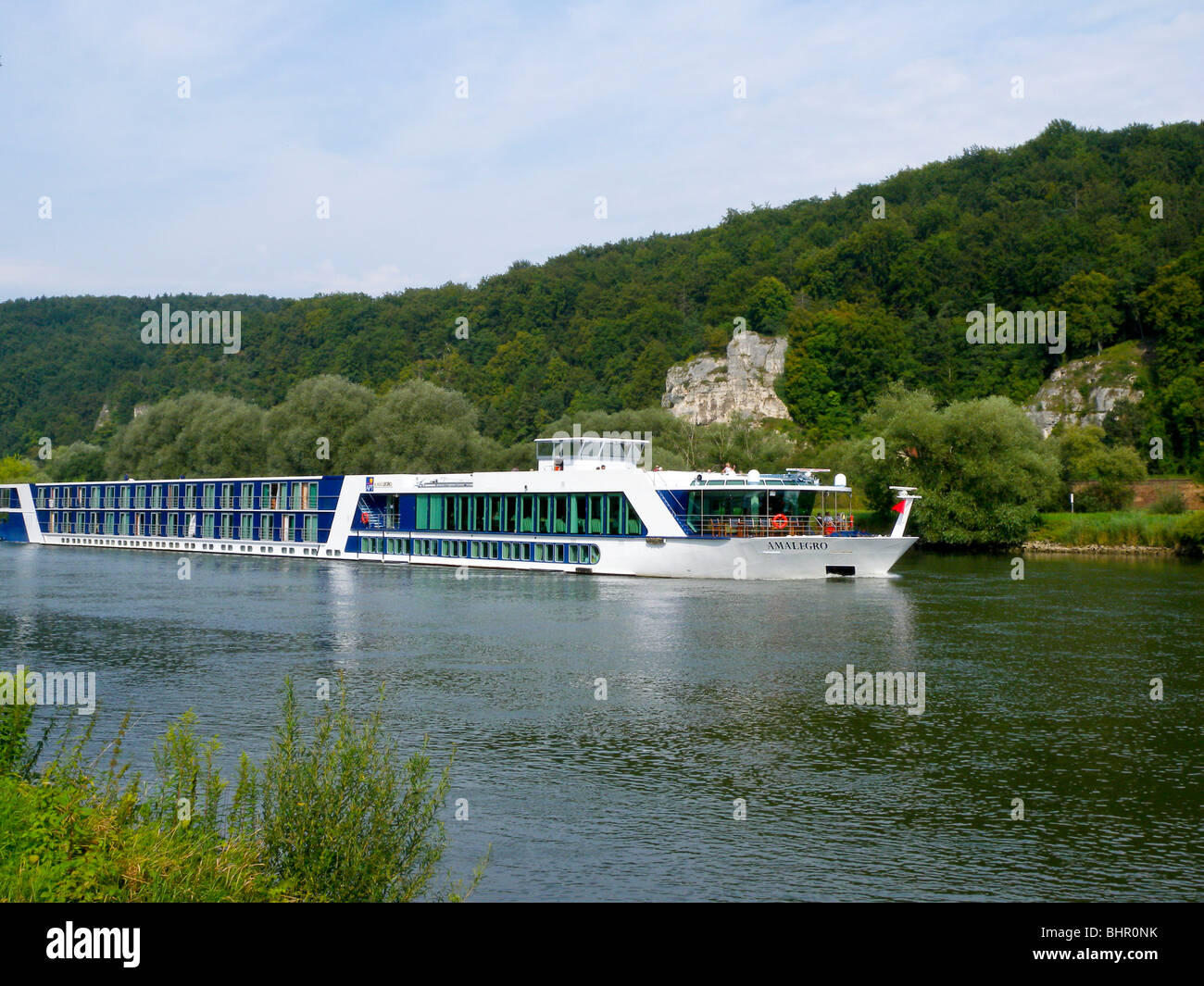 Kreuzfahrtschiff Auf der Donau Bei Regensburg, Bayern, Deutschland | Schifffahrt auf der Donau bei Regensburg, Bayern, Deutschland Stockfoto