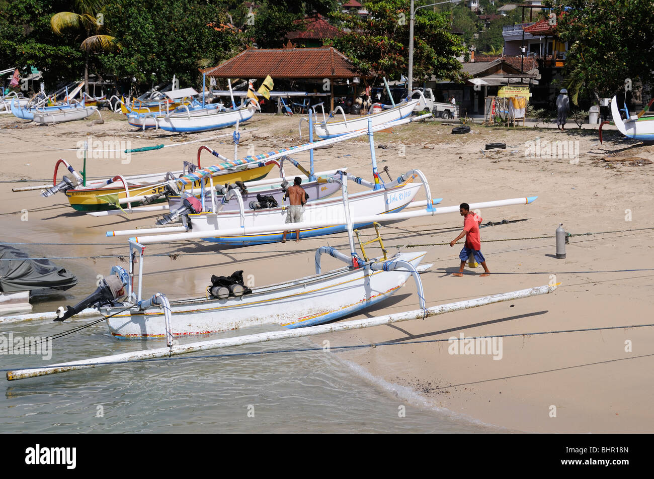 Ausleger-Kanus am Sandstrand, Bali, Indonesien, Indo-Pazifik Stockfoto