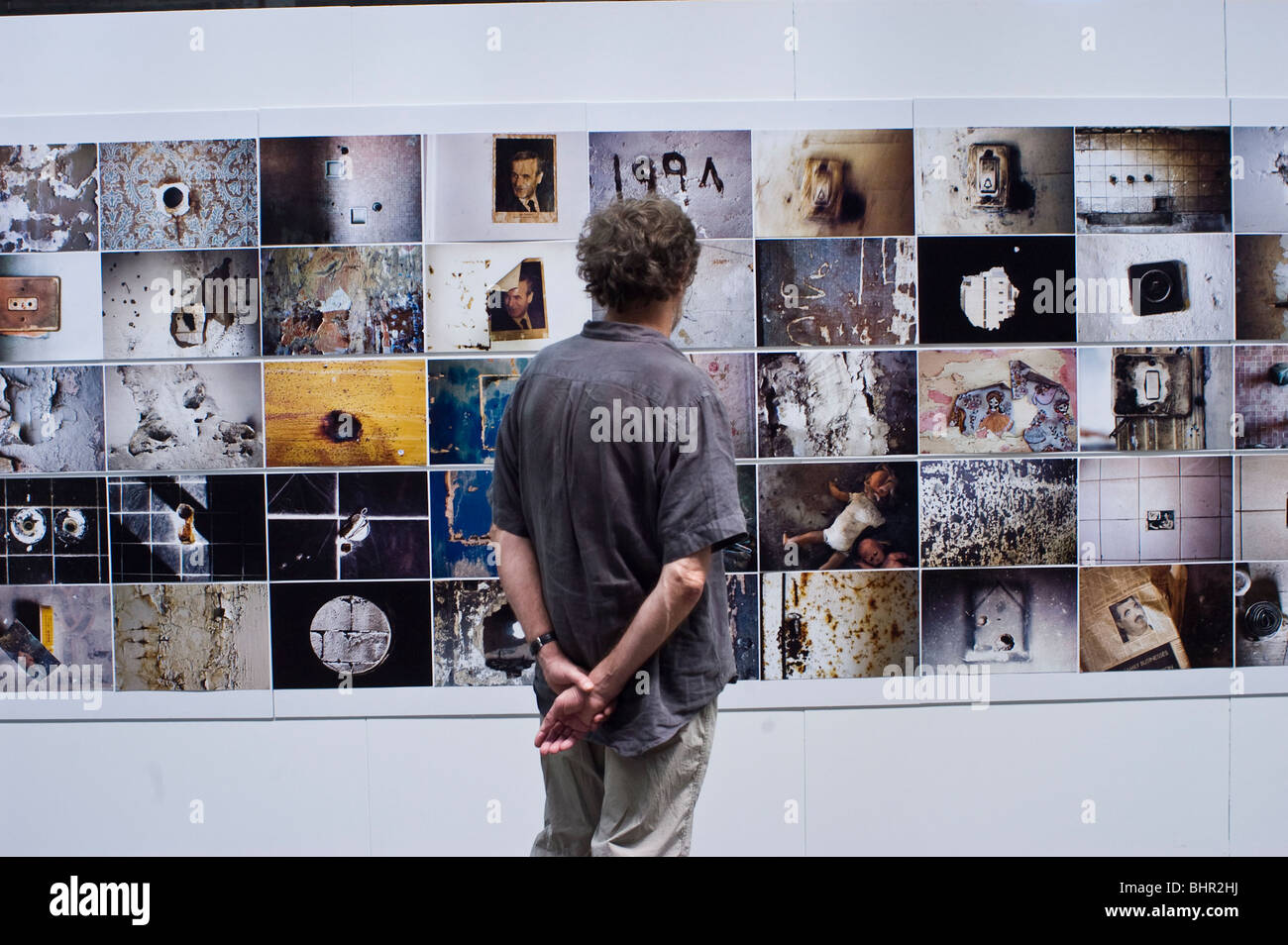 Arles, Frankreich - im Inneren, Fotogalerie beim jährlichen Fotofestival „Rencontres International“ Mann mit Blick auf die Wand, von hinten Stockfoto