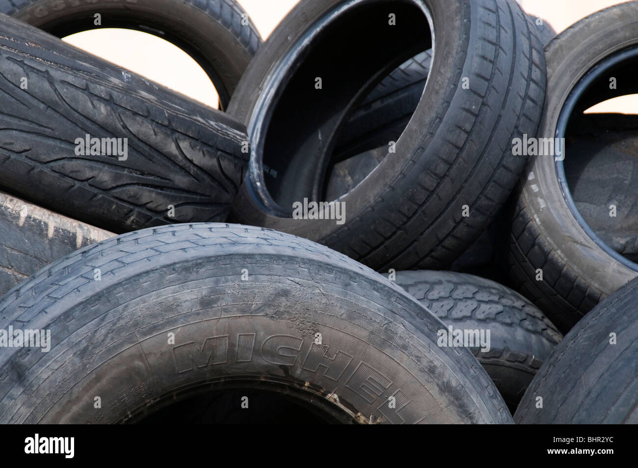 alten Autoreifen Reifen Autos Müll Reifenprofil abgenutzt Reifen aus Kautschuk Entsorgung Müll Abfall recycelt Umweltabgabe recycli Stockfoto