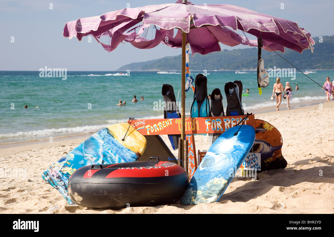 Schwimmen-Boards und Ringe zur Miete direkt am Karon Beach Phuket Stockfoto