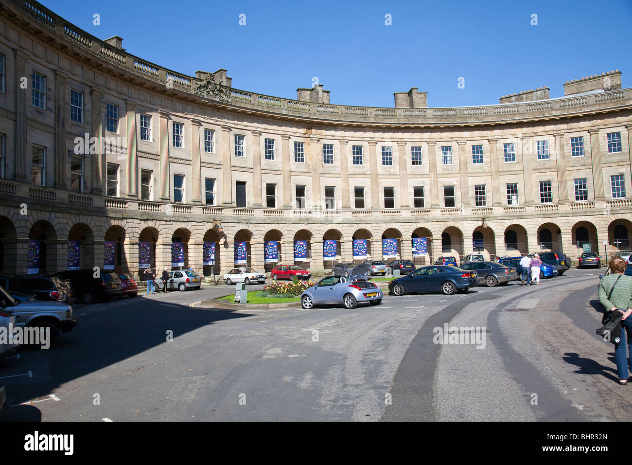 Der Halbmond in Buxton, Derbyshire, England. Autos parken in den Bogen wie Bad Stockfoto