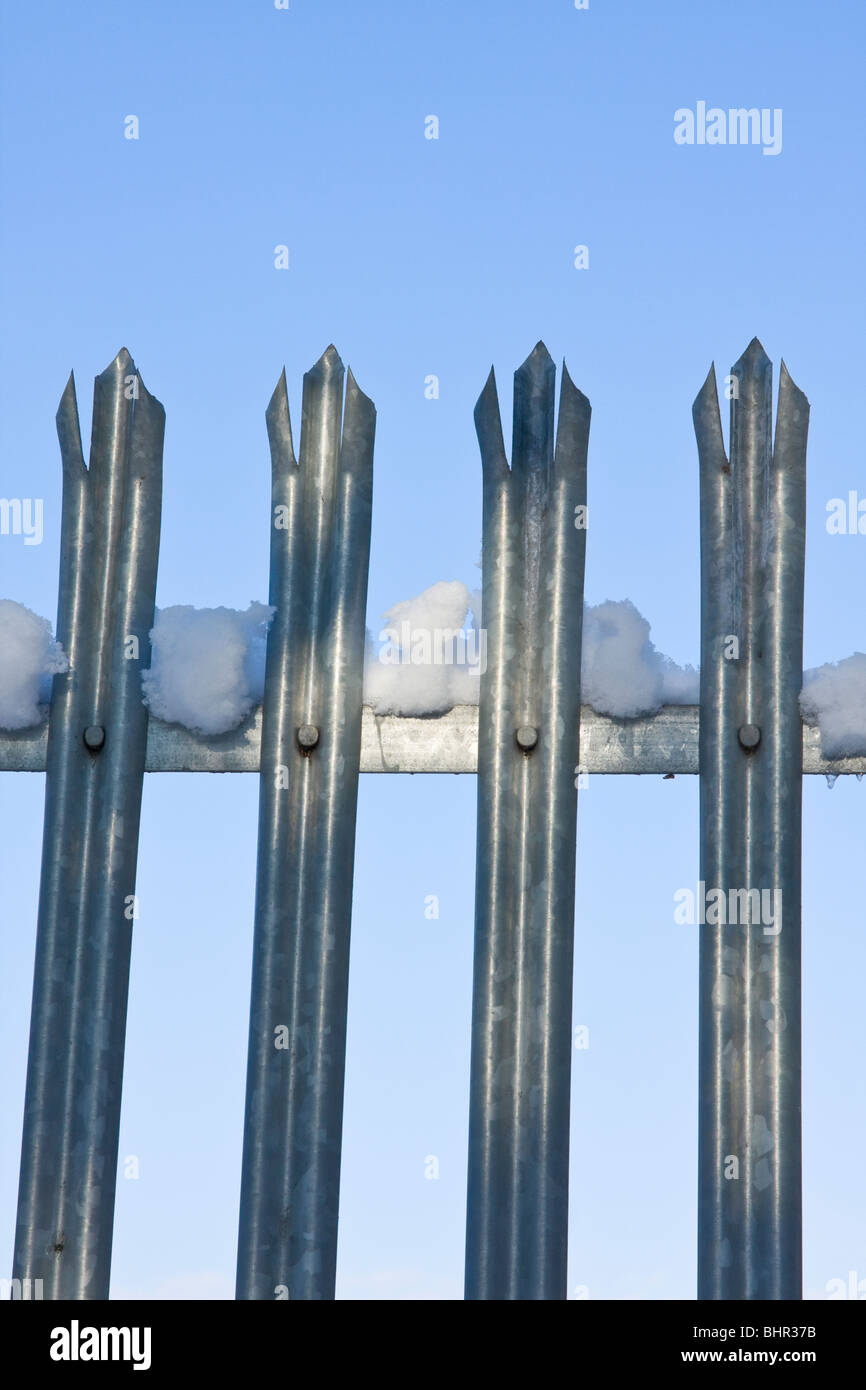 Stahl Palisade Sicherheitszaun mit Schnee Stockfoto