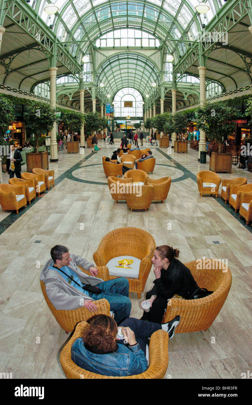PARIS - MARNE-LA-VALLEE - Val d'Europe, Leute, die sich entspannen im French Cafe, Einkaufszentrum Mall, Les Terraces. Jugendliche hängen im Café Stockfoto