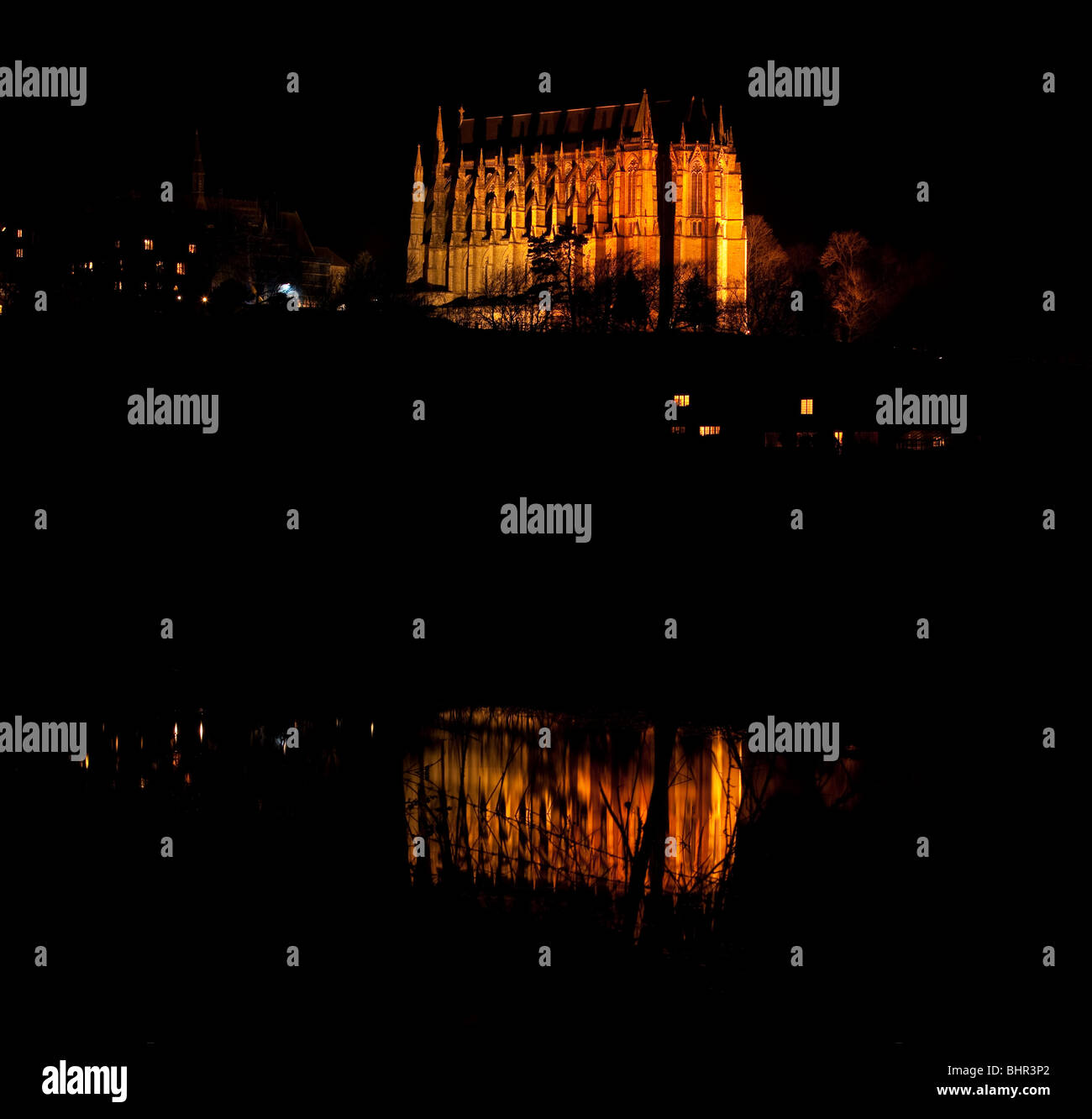 Lancing College, wie während der Nachtzeit mit dem Gebäude gesehen spiegelt sich in einem Teich Stockfoto