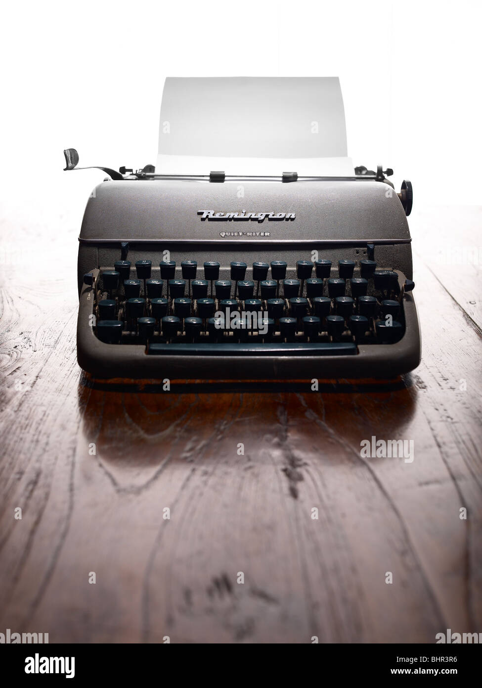 alte Schreibmaschine auf einem Holztisch Stockfoto
