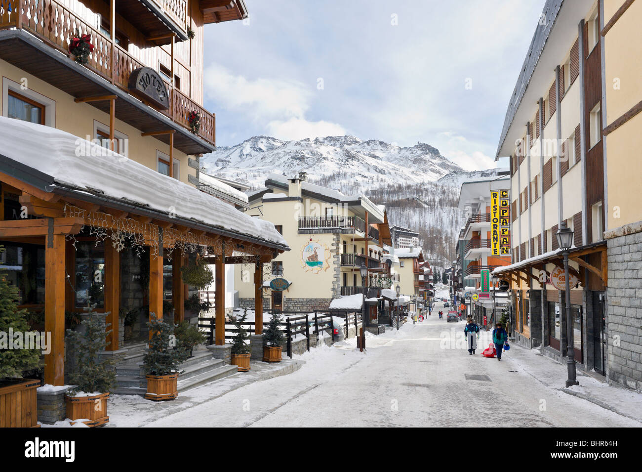 Main Street im Zentrum des Resort, Cervinia, Aostatal, Italien Stockfoto