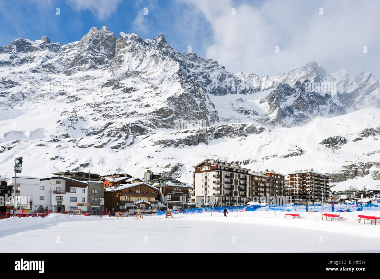 Blick auf das Resort aus über die Ice skating Rink, Cervinia, Aostatal, Italien Stockfoto