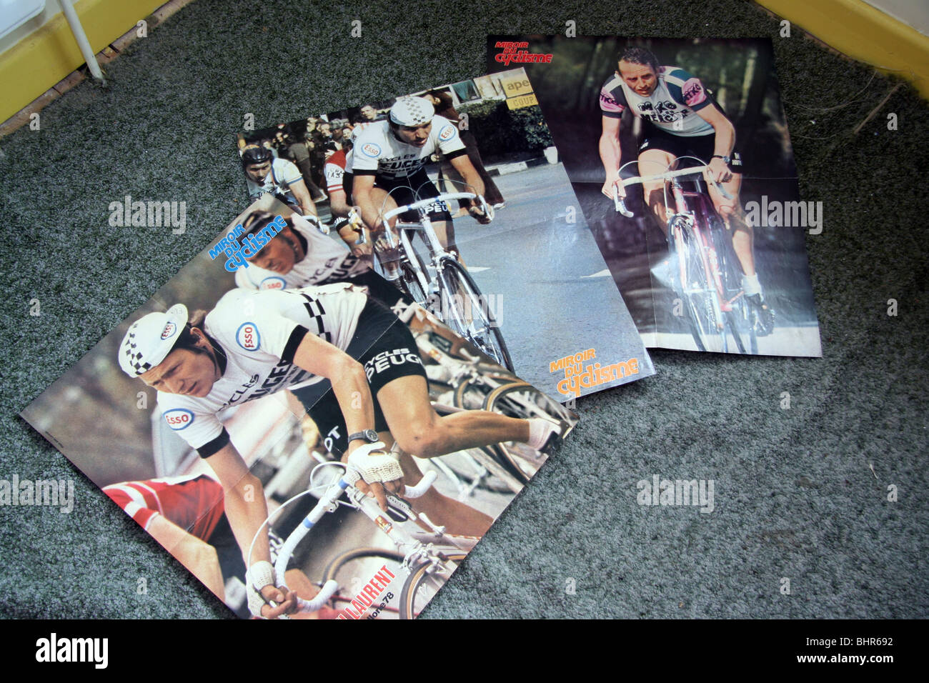 Drei Radsportposter aus dem inzwischen veralteten französischen Fahrradmagazin Miroire de Cyclisme, darunter Michel Laurent und Joop Zoetemelk Stockfoto