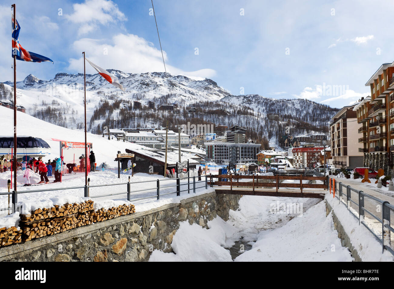 Stream am Fuße der Pisten im Zentrum des Resort, Cervinia, Aostatal, Italien Stockfoto