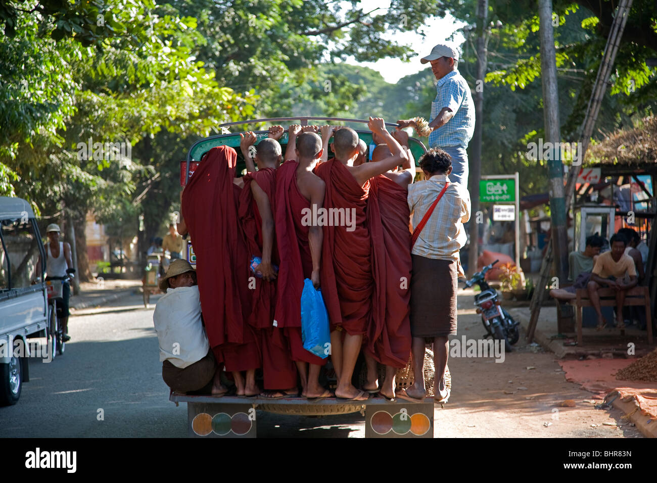 Buddhistische Mönche auf dem Pick-up Taxi. Mandalay. Myanmar Stockfoto